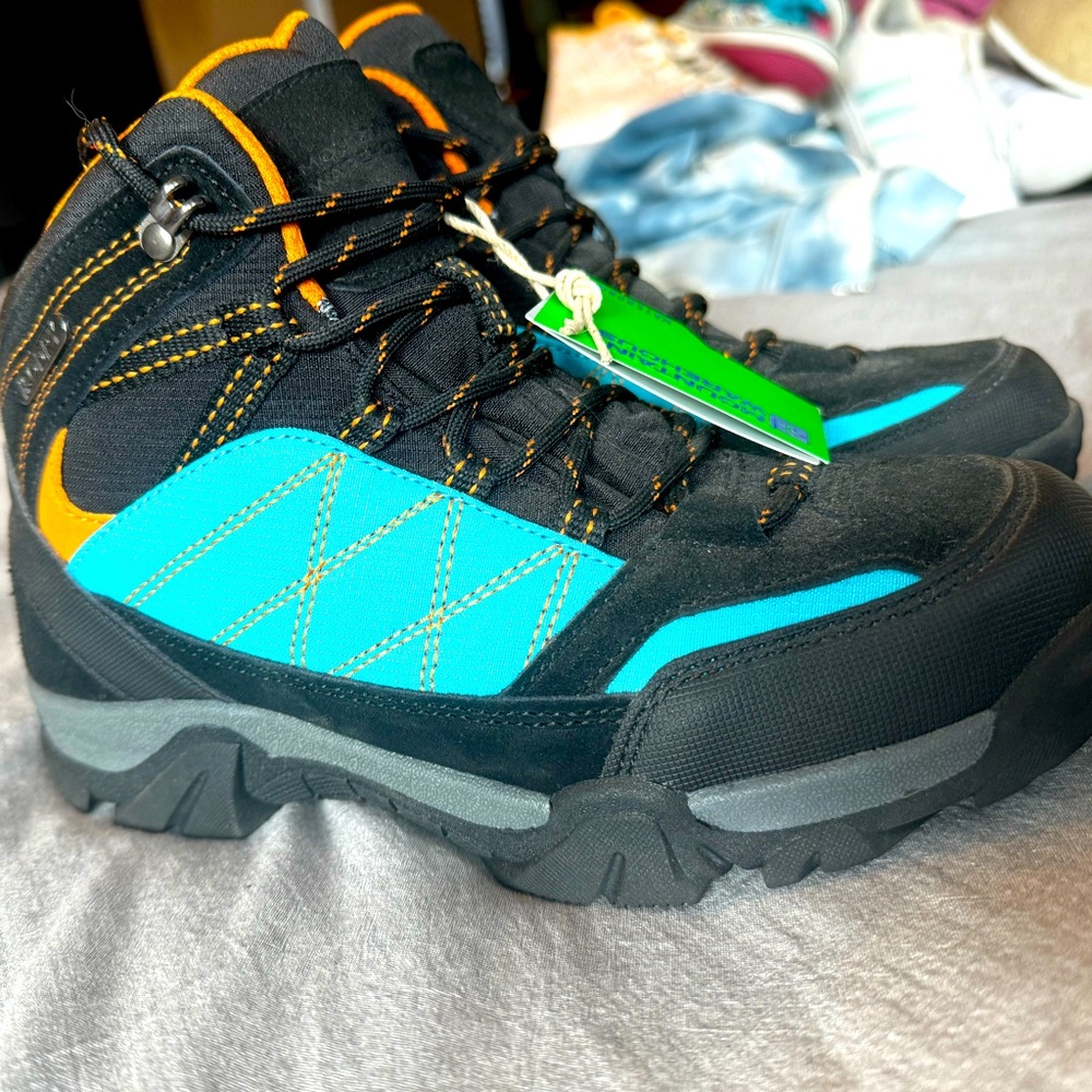 Big kids size 4 hiking/walking boots New w/ tags